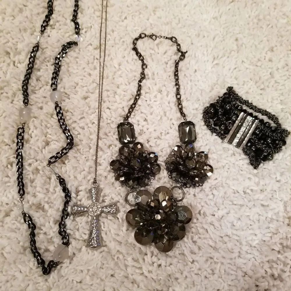 Mix lot Jewelry 4 pieces Necklaces Bracelet